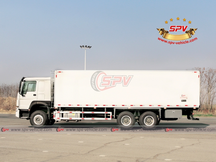 2 Units of Goods Carrying Trucks Sinotruk - Left Side